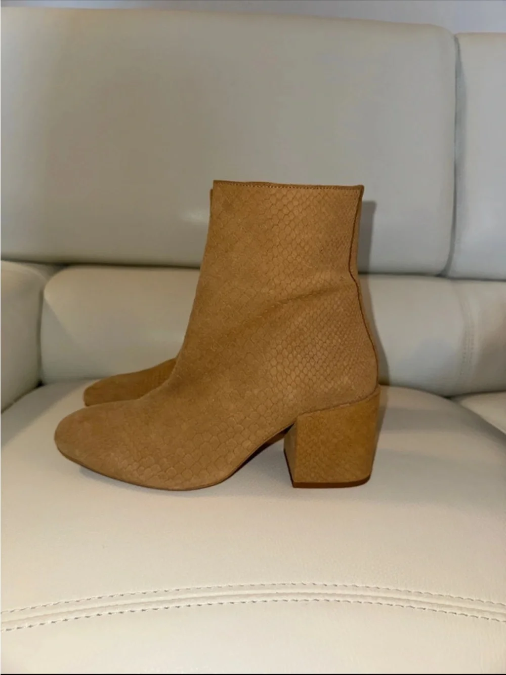 FREE PEOPLE WOMEN’S TAN SUEDE BLOCK HEEL ANKLE BOOTS
